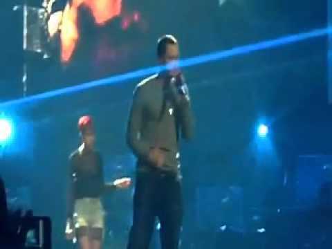 Eminem feat Rihanna - Love the way you lie - Concerto Live dal vivo!