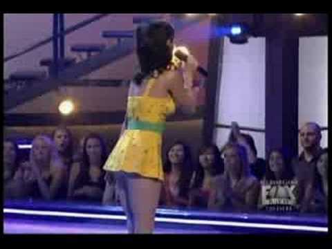 Katy Perry - I Kissed a Girl (LIVE)