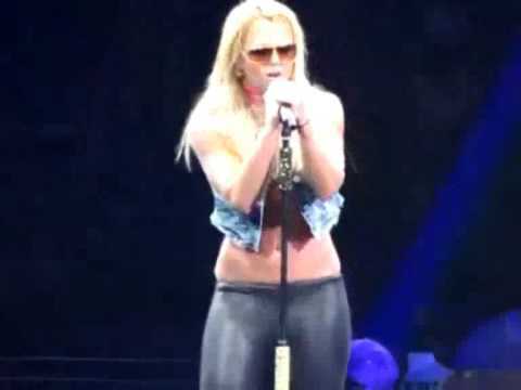 Britney Spears  sin playback en vivo.