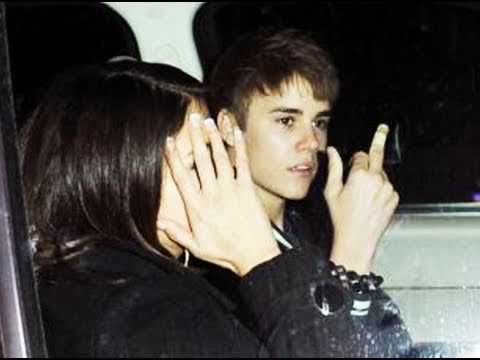 Justin Bieber zeigt den Stinkefinger und knutscht mit Selena Gomez!!!