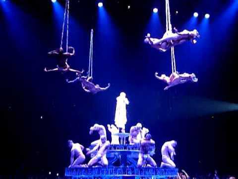Kylie Minogue -- All the Lovers - Aphrodite - Les Folies Tour - M?nchen 5.3.2011