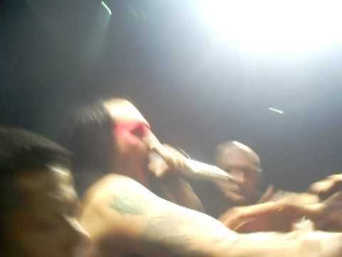 Marilyn Manson se aproxima do publico em Lisboa.